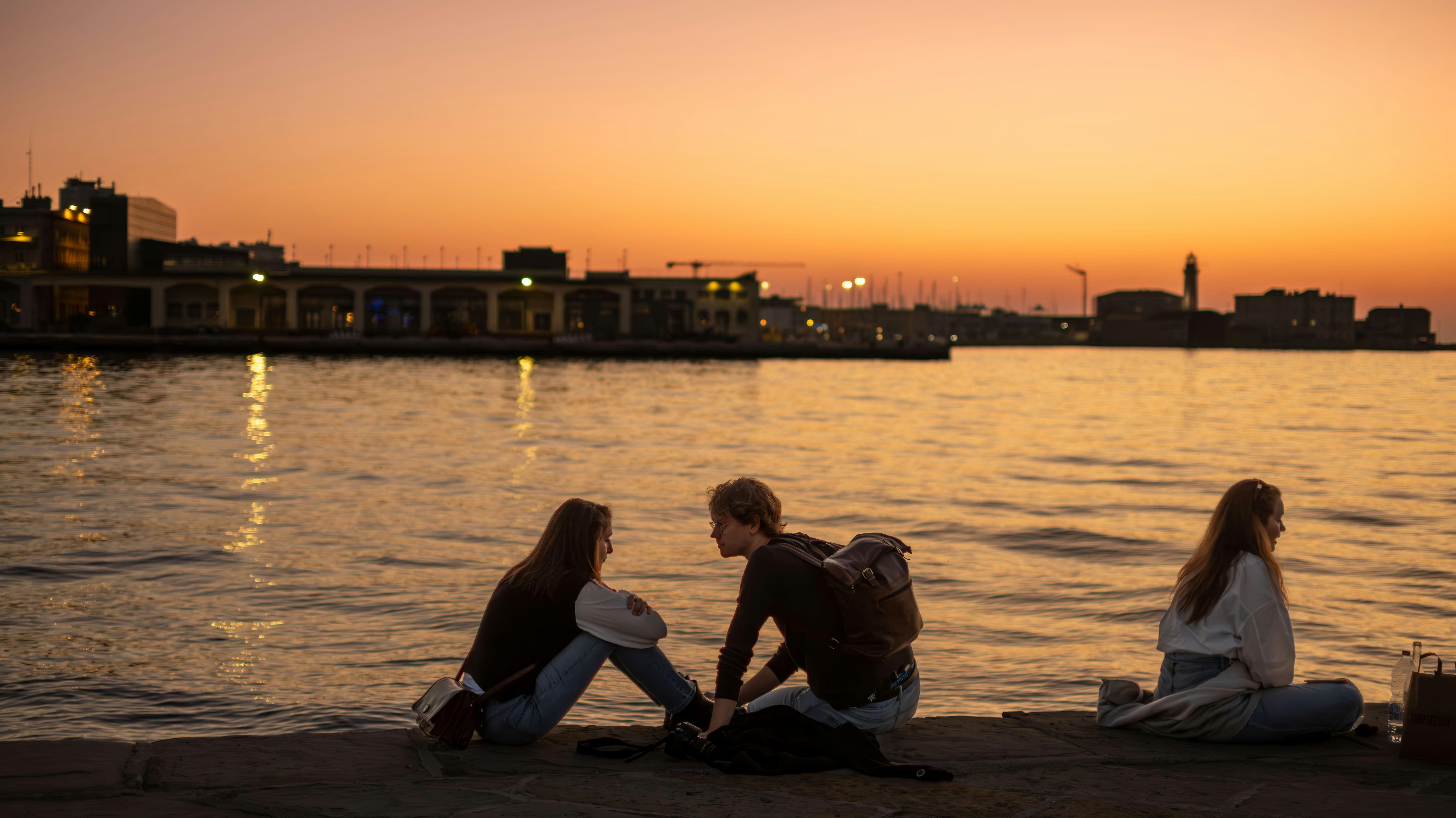 How couples split expenses when incomes are different